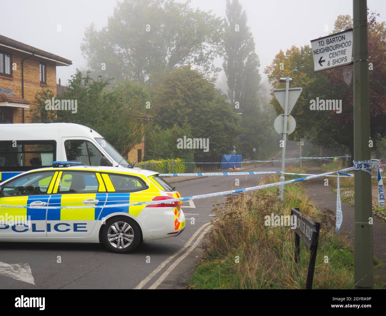 Oxford, UK. 9th Oct 2021. Police have cordoned off Bayswater Road in Barton after a man in his thirties was attacked last night and died of stab wounds at the scene. A 20-year-old man was arrested in the early hours on suspicion of murder. Credit: Angela Swann/Alamy Stock Photo