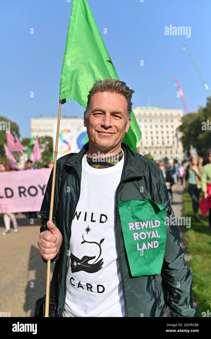 London, UK. 9 October 2021. Protestors joined by Chris Packham march to Buckingham Palace to consign a petition that calls for the Royal Family to rewild their land. Credit: Andrea Domeniconi/Alamy Live News Stock Photo