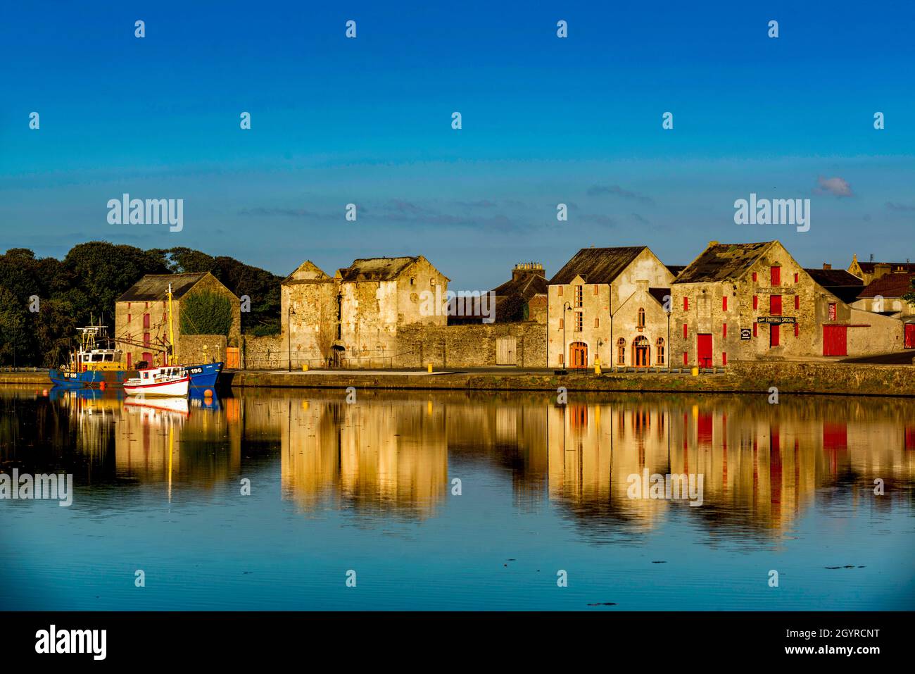 Warehouses on the river Lennon in Rathmelton, County Donegal, Ireland Stock Photo