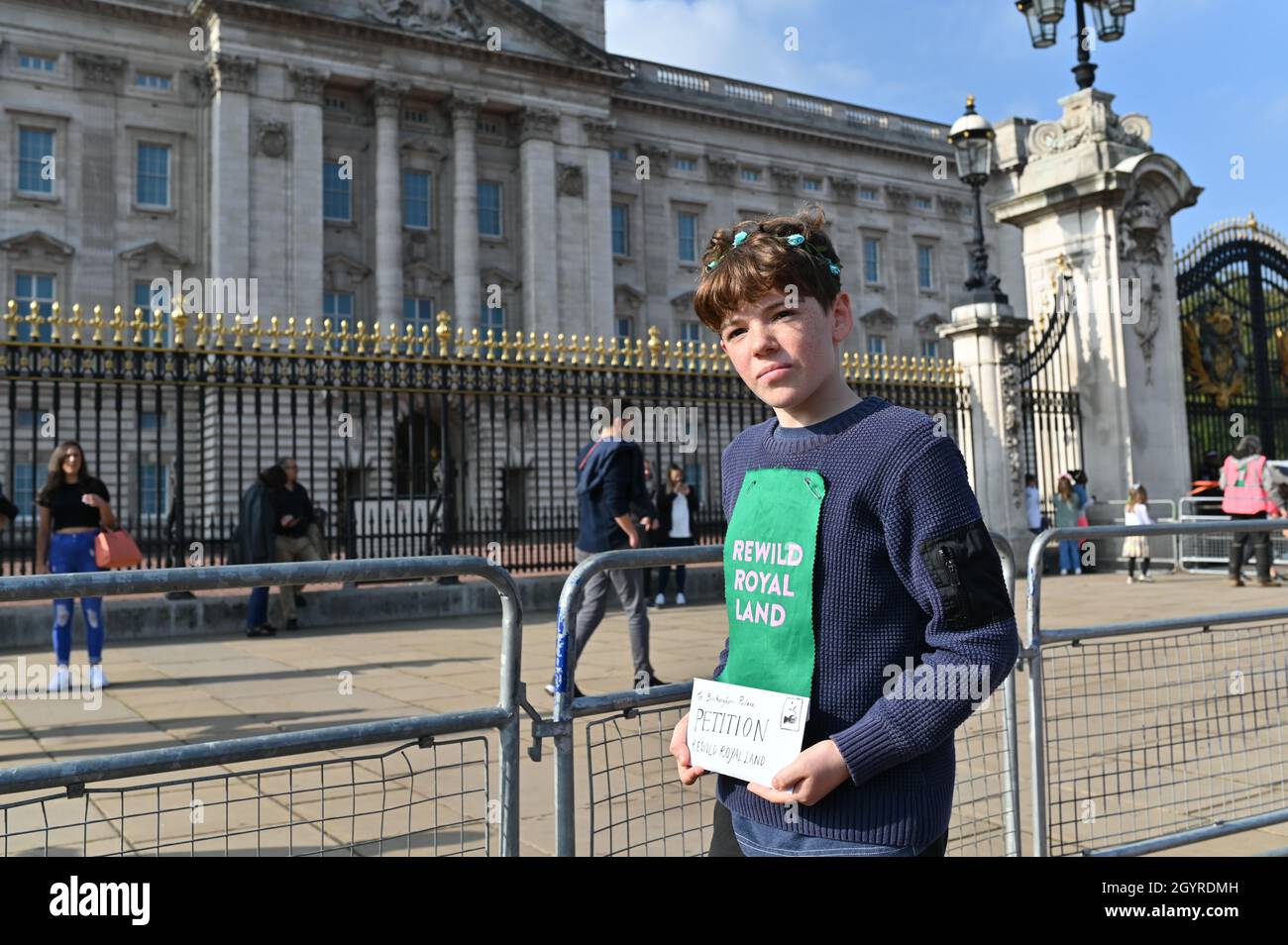London, UK. 9 October 2021. Protestors joined by Chris Packham march to Buckingham Palace to consign a petition that calls for the Royal Family to rewild their land. Credit: Andrea Domeniconi/Alamy Live News Stock Photo