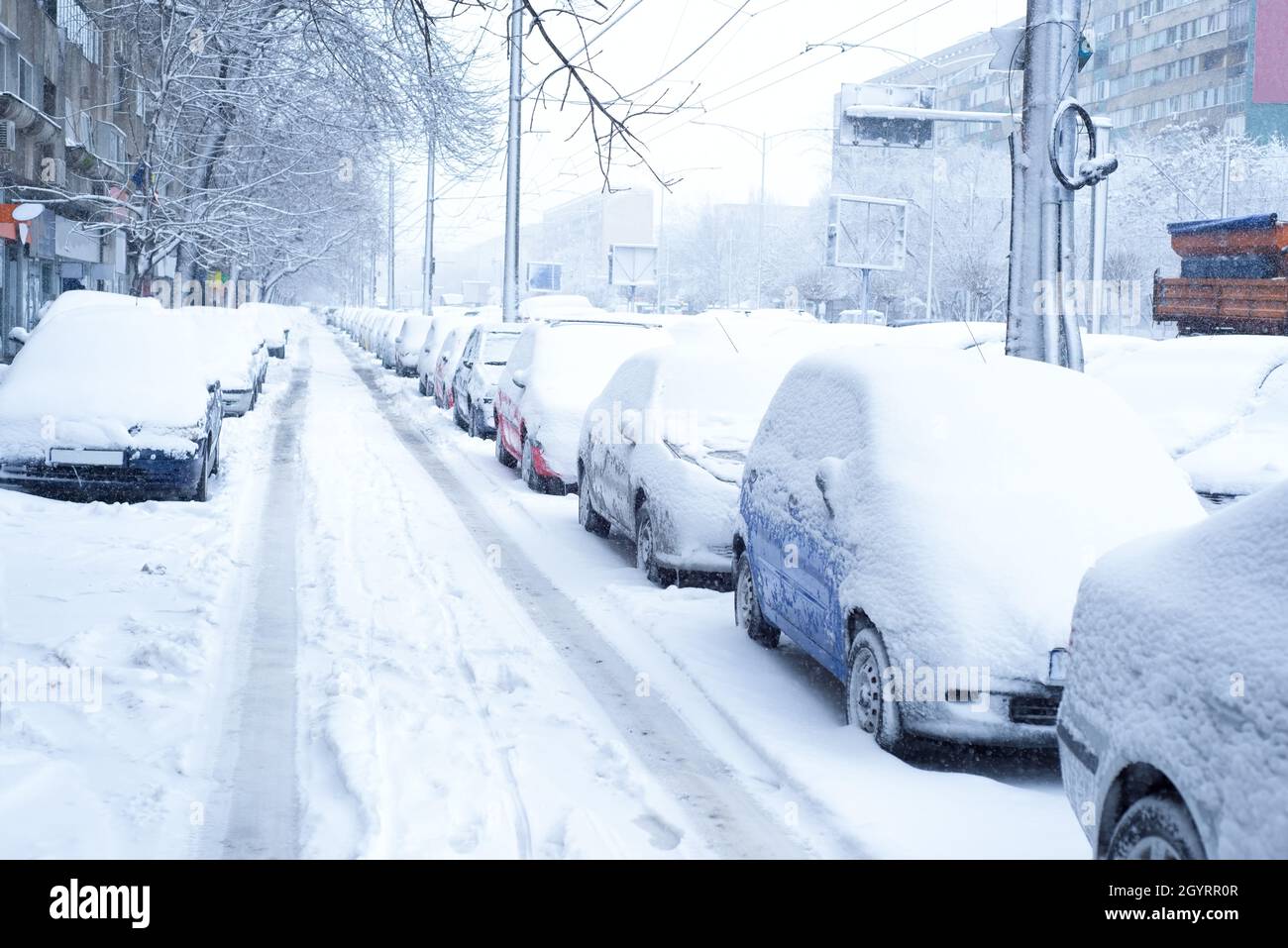 Parked cars covered in snow and urban street Stock Photo - Alamy