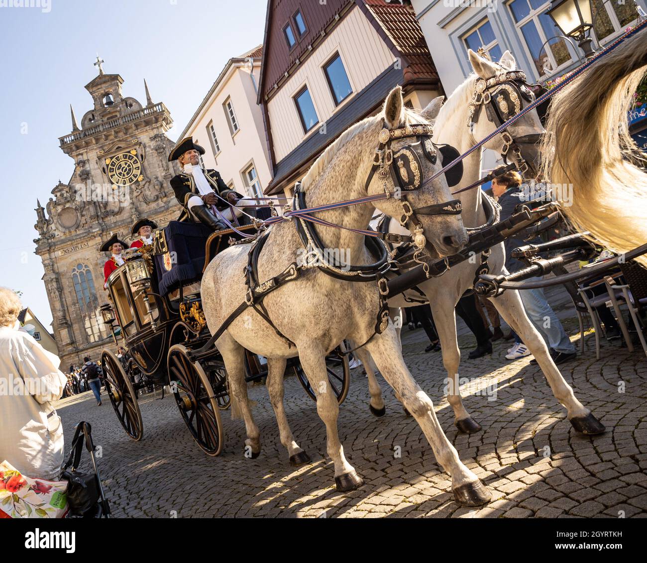 Buckeburg, Germany. 09th Oct, 2021. 09 October 2021, Lower Saxony, Bückeburg: A carriage waits after the church wedding of Prince Alexander zu Schaumburg-Lippe and Princess Mahkameh in front of the Bückeburg City Church to drive the newlyweds to Bückeburg Castle. The Prince married for the third time, after he has already given the Iranian pianist Mahkameh Navabi the civil wedding vows on 12.09.2020. Photo: Moritz Frankenberg/dpa Credit: dpa picture alliance/Alamy Live News Stock Photo