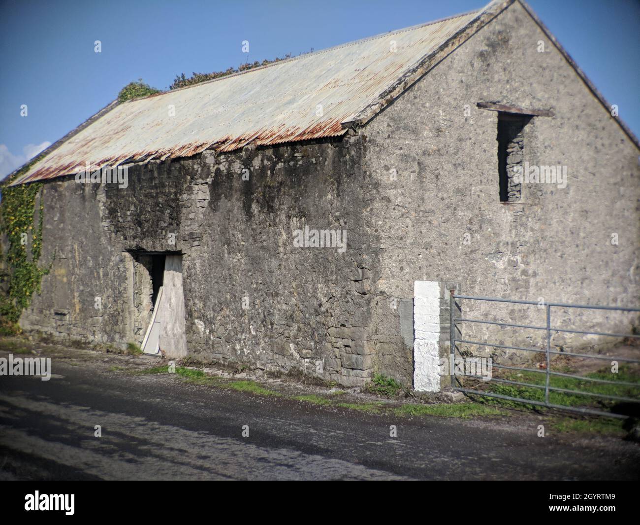 Old farm building hi-res stock photography and images - Alamy