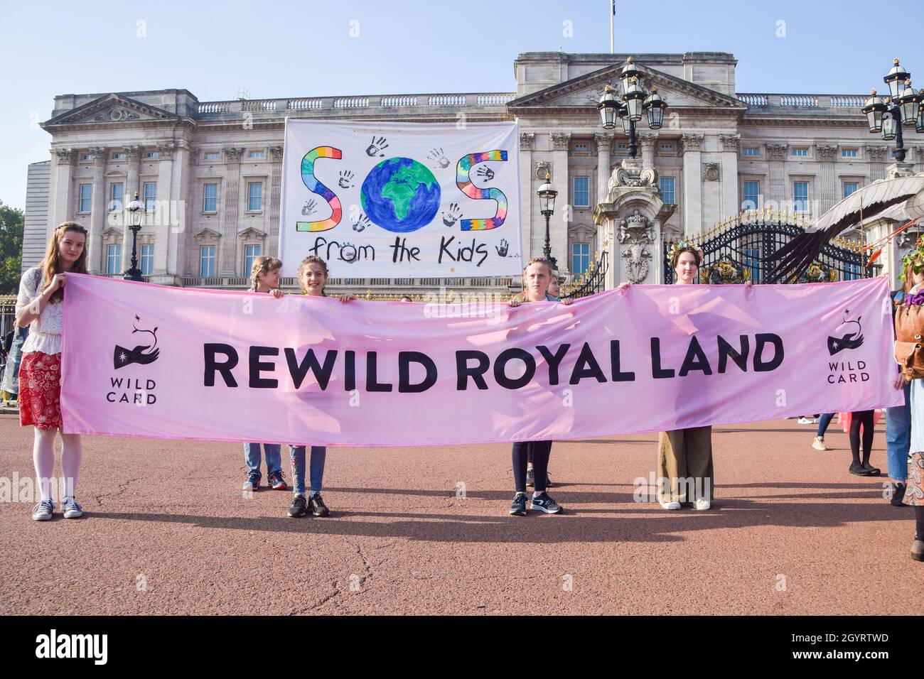 London, UK. 9th October 2021. Protesters, children, and families gathered outside Buckingham Palace and delivered a petition asking the royal family to rewild their land to increase wildlife and help fight the climate crisis. Credit: Vuk Valcic / Alamy Live News Stock Photo