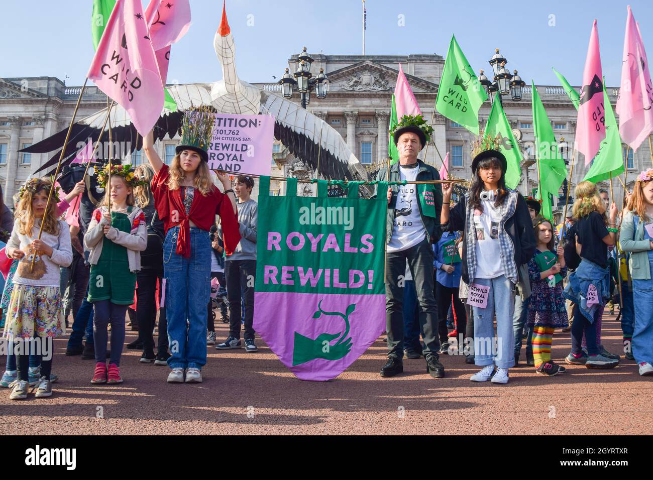 London, UK. 9th October 2021. Naturalist and presenter Chris Packham with demonstrators. Protesters, children, and families gathered outside Buckingham Palace and delivered a petition asking the royal family to rewild their land to increase wildlife and help fight the climate crisis. Credit: Vuk Valcic / Alamy Live News Stock Photo