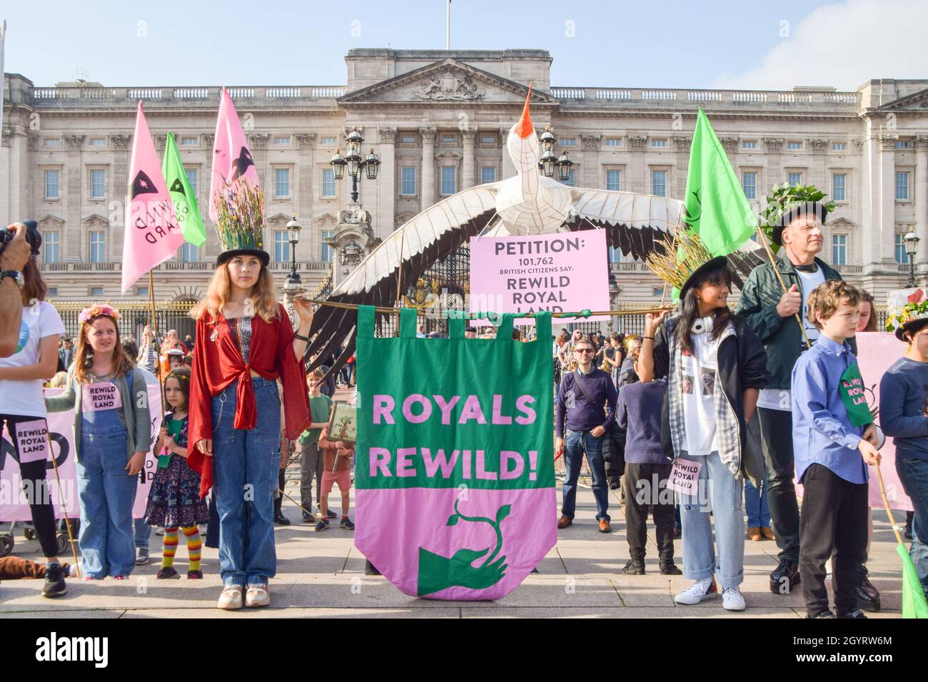 London, UK. 9th October 2021. Naturalist and presenter Chris Packham with demonstrators. Protesters, children, and families gathered outside Buckingham Palace and delivered a petition asking the royal family to rewild their land to increase wildlife and help fight the climate crisis. Credit: Vuk Valcic / Alamy Live News Stock Photo