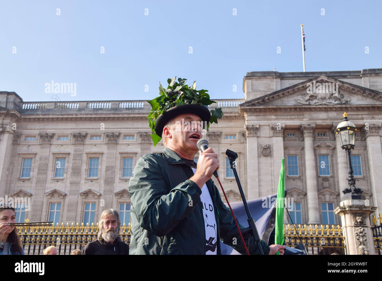 London, UK. 9th October 2021. Naturalist and presenter Chris Packham speaks to demonstrators. Protesters, children, and families gathered outside Buckingham Palace and delivered a petition asking the royal family to rewild their land to increase wildlife and help fight the climate crisis. Credit: Vuk Valcic / Alamy Live News Stock Photo
