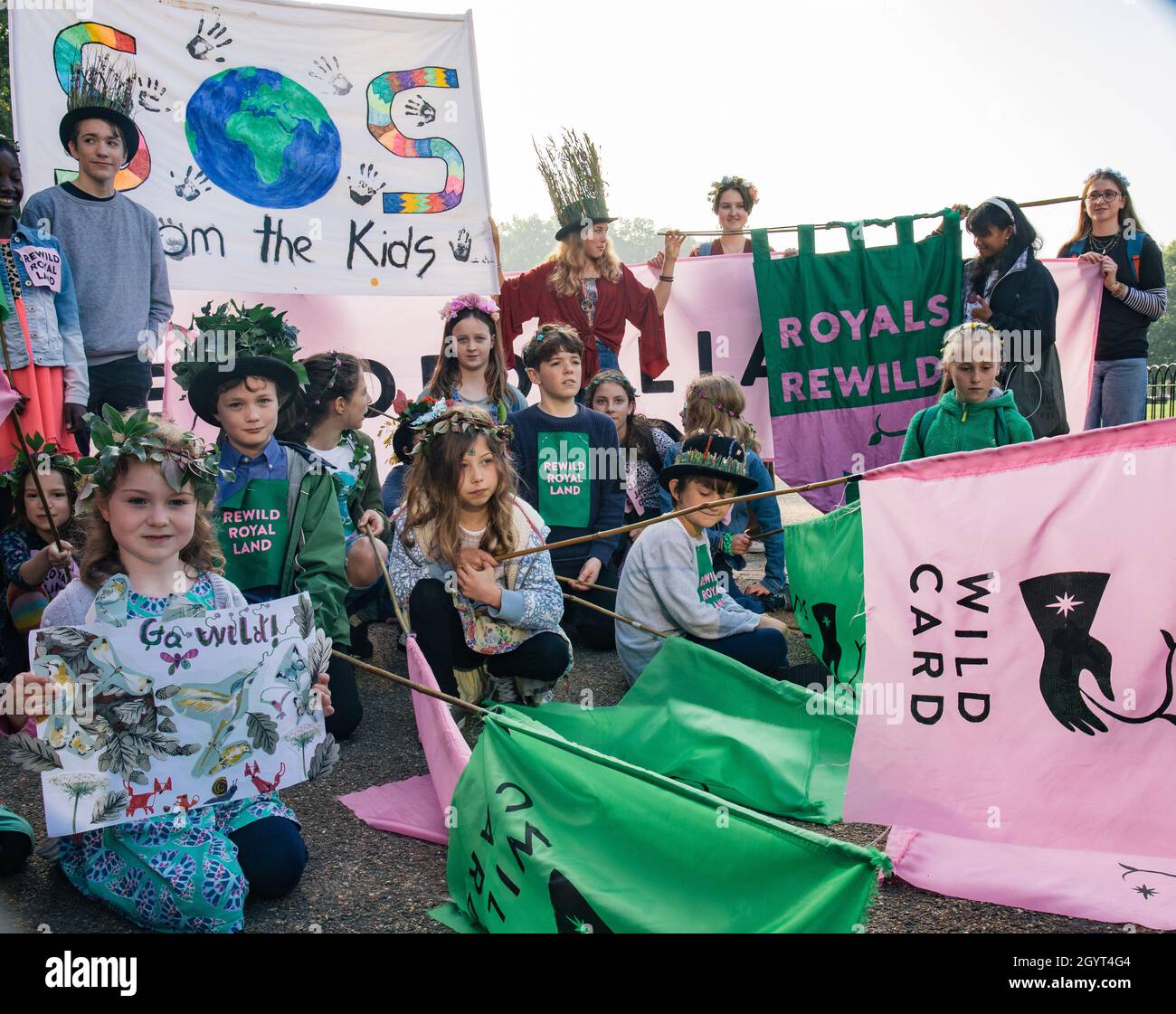 London, UK 9th October 2021 Young environmental protesters accompanied by Chris Packham march to Buckingham Palace, to present a petition to the Queen calling on the Royal family to rewild Royal land. The petition was presented by fourteen year old Simeon Macaulay who was accompanied into the palace by his mother. Credit: Denise Laura Baker/Alamy Live News Stock Photo