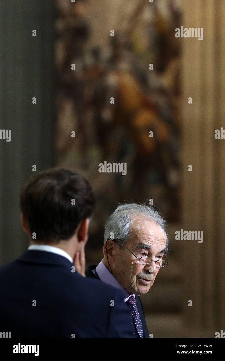 Paris, France. 09th Oct, 2021. Le président de la république, Emmanuel Macron et Robert Badinter durant la Commémoration du quarantième anniversaire de l'abolition de la peine de mort, au Panthéon à Paris, France, le 9 octobre 2021. French President Emmanuel Macron and Robert Badinter during the commemoration of the 40th anniversary of the abolition of the death penalty at the Pantheon in Paris, France, October 9th, 2021. Photo by Stephane Lemouton/Pool/ABACAPRESS.COM Credit: Abaca Press/Alamy Live News Stock Photo