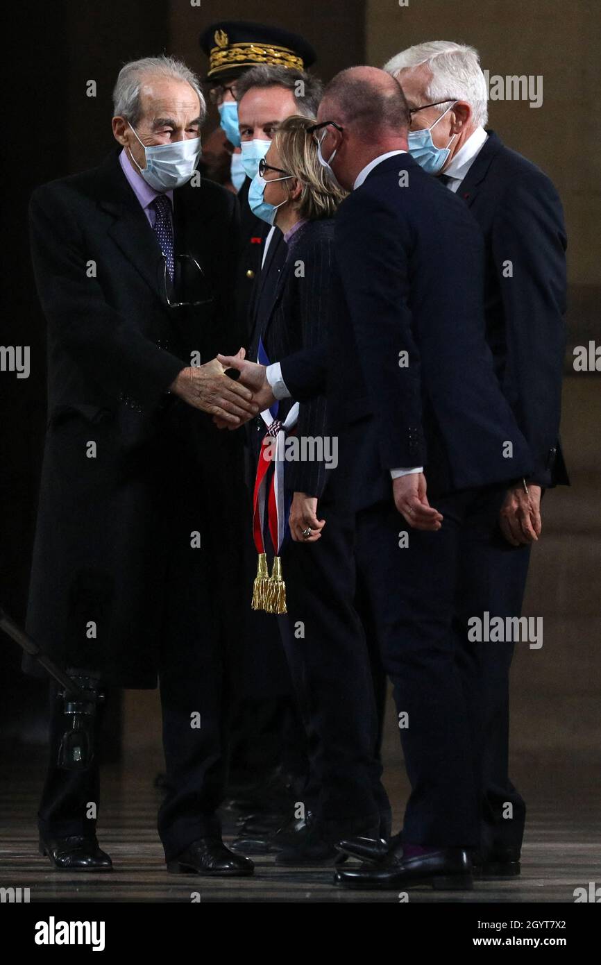 Paris, France. 09th Oct, 2021. Robert Badinter et Elisabeth Badinter durant la Commémoration du quarantième anniversaire de l'abolition de la peine de mort, au Panthéon à Paris, France, le 9 octobre 2021. French President Emmanuel Macron and Robert Badinter during the commemoration of the 40th anniversary of the abolition of the death penalty at the Pantheon in Paris, France, October 9th, 2021. Photo by Stephane Lemouton/Pool/ABACAPRESS.COM Credit: Abaca Press/Alamy Live News Stock Photo