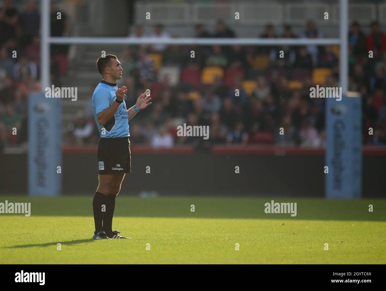 Referee Adam Leal looks at a reply on a big screen to check a decision during the Gallagher Premiership match at the Brentford Community Stadium, London. Picture date: Saturday October 9, 2021. Stock Photo