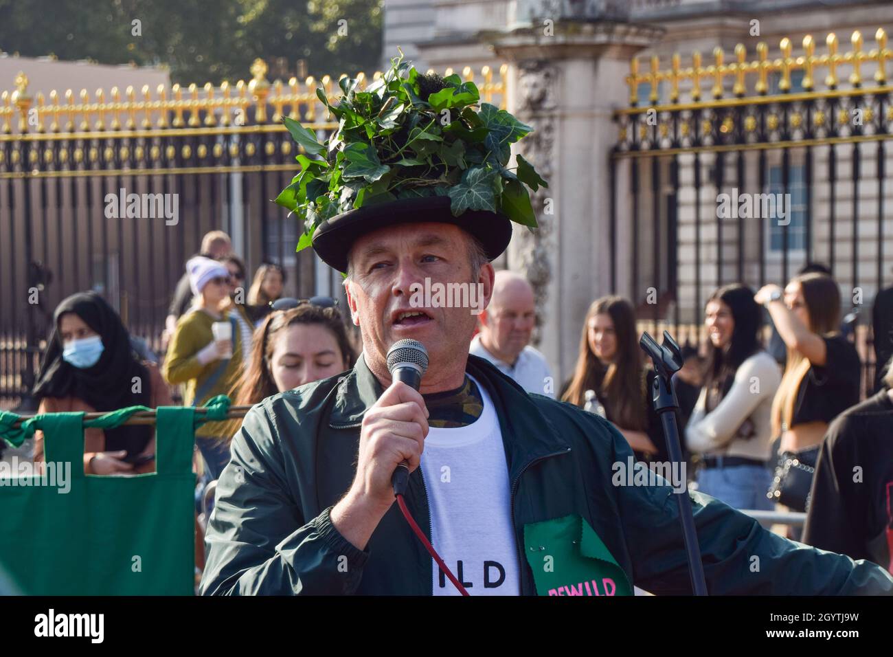 London, UK. 9th October 2021. Naturalist and presenter Chris Packham speaks to demonstrators. Protesters, children, and families gathered outside Buckingham Palace and delivered a petition asking the royal family to rewild their land to increase wildlife and help fight the climate crisis. Stock Photo