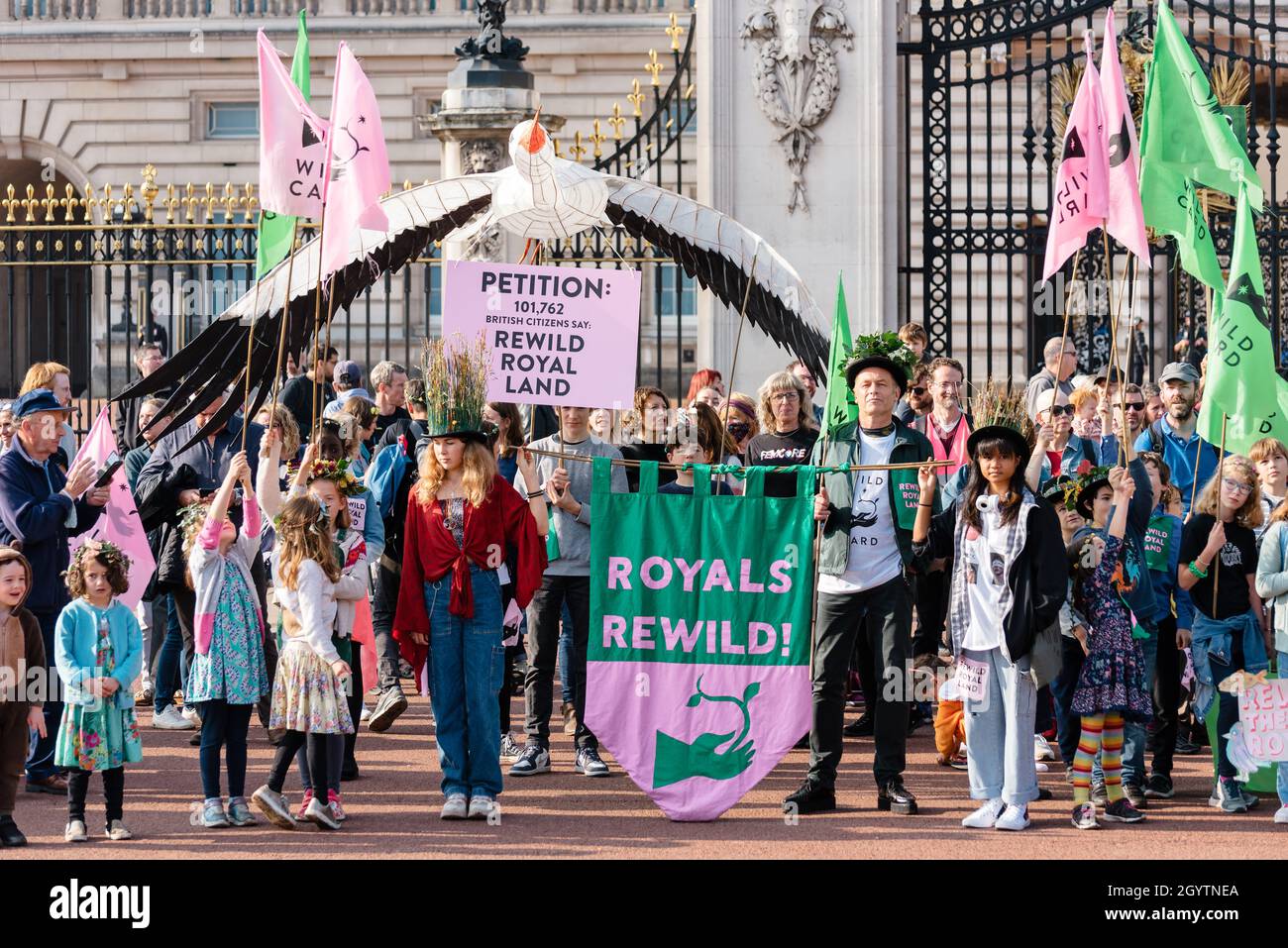 London, UK. 9 October 2021. Protestors joined by Chris Packham march to Buckingham Palace to call for the Royal Family to rewild their land Stock Photo