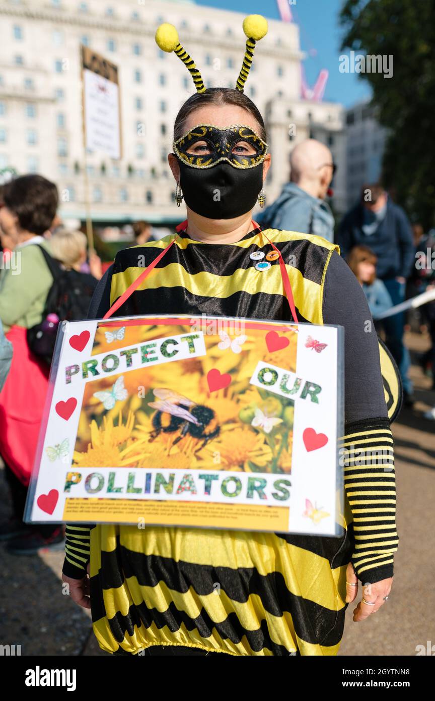 London, UK. 9 October 2021. Protestors joined by Chris Packham march to Buckingham Palace to call for the Royal Family to rewild their land Stock Photo
