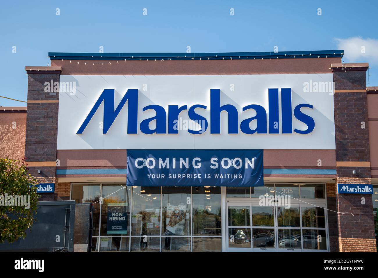 Vadnais Heights, Minnesota. Marshalls dept. store opening a new store in a local mall. Marshalls is an American chain of off-price department stores o Stock Photo