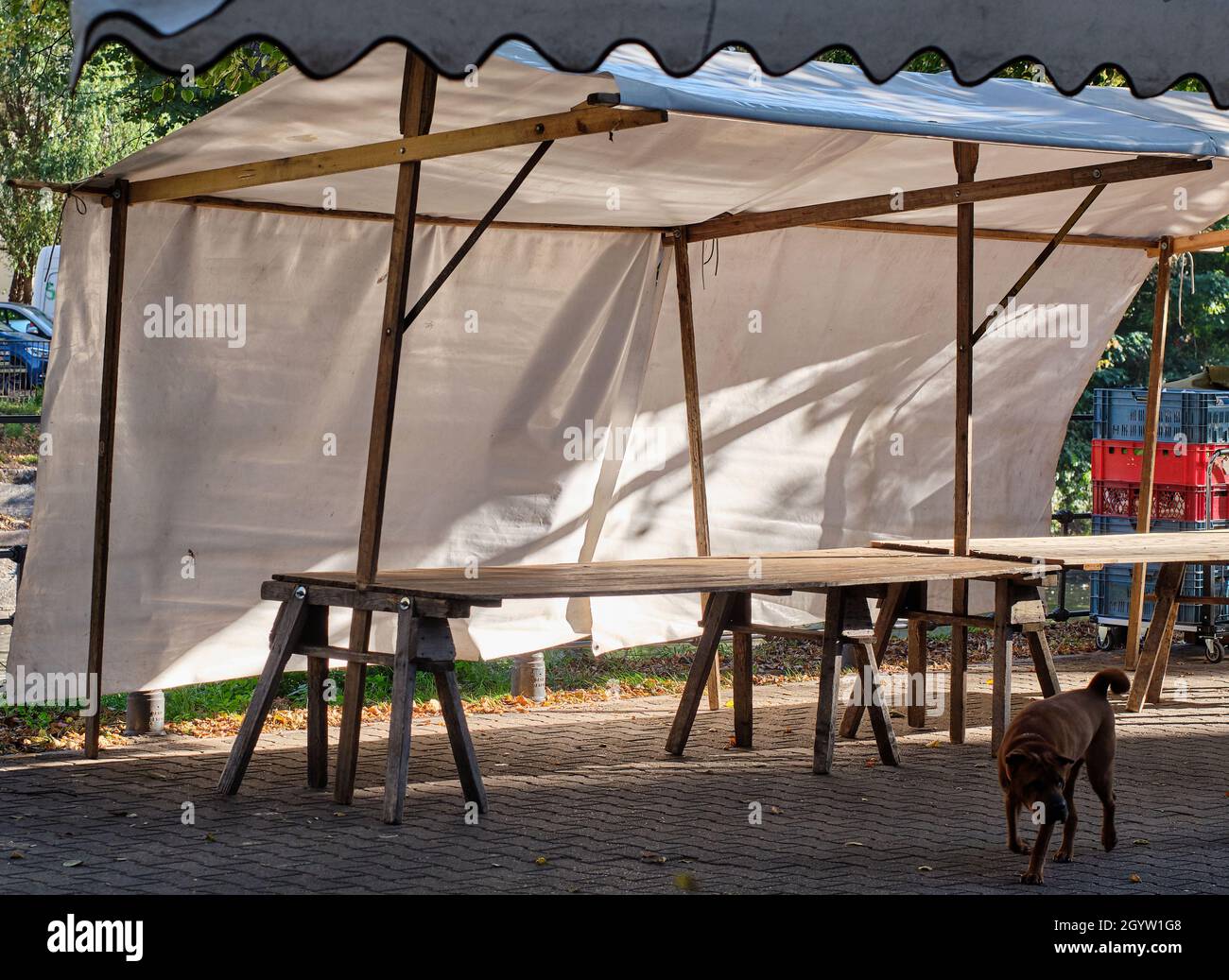 Empty market stall hi-res stock photography and images - Alamy
