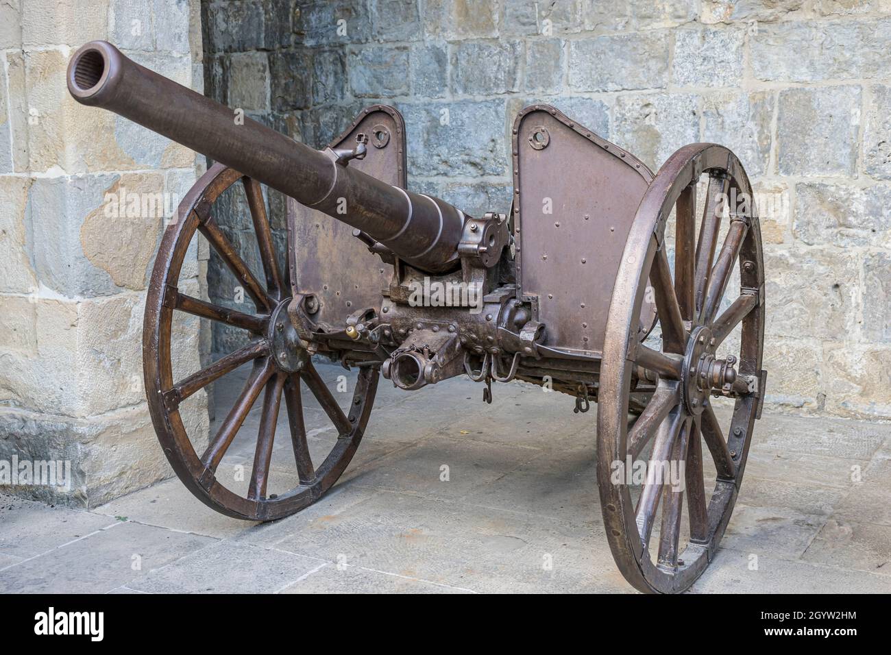 Military cannon in the fortified citadel of Pamplona, ​​Navarra Spain.  Piece of artillery from the 19th century made of steel and used in the  Carlist Stock Photo - Alamy