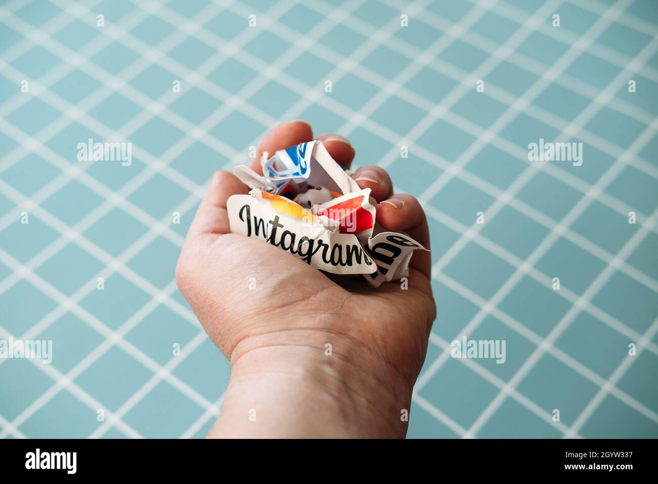 Fear of missing out (FoMO) and internet use: A comprehensive systematic ...