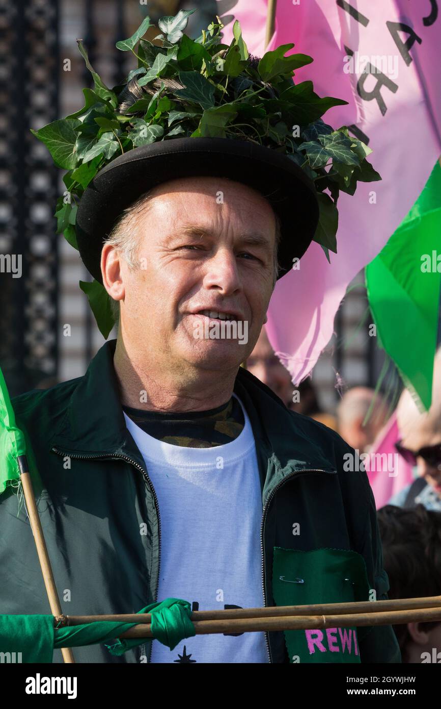 London, UK. 9th October, 2021. Conservationist and broadcaster Chris Packham takes part with many families in a Rewild Royal Land procession to Buckingham Palace organised by Wild Card, a new campaign calling on the UK’s biggest landowners to rewild, and 38 Degrees. Campaigners are calling on the Royal Family, the largest landowning family in the UK, to rewild their estates in order to assist with tackling the climate crisis and a 14-year-old boy presented a petition at the gates of Buckingham Palace signed by over 100,000 people. Credit: Mark Kerrison/Alamy Live News Stock Photo