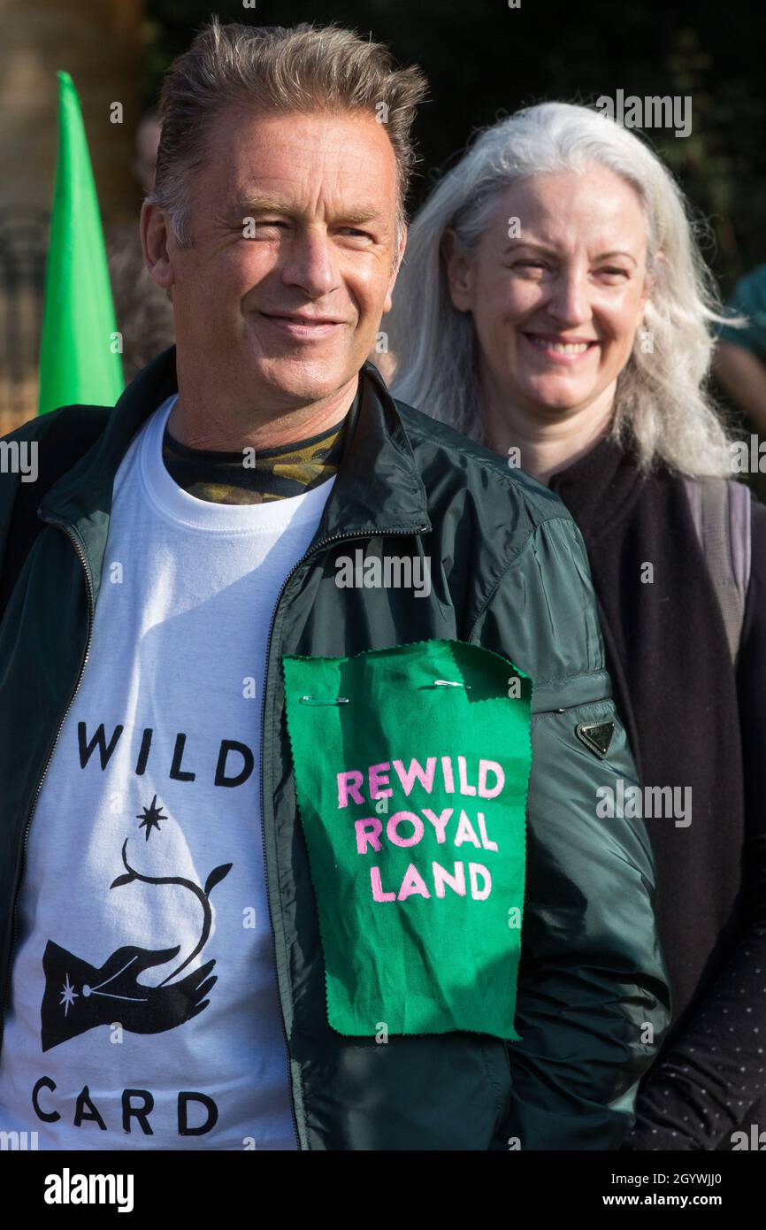 London, UK. 9th October, 2021. Conservationist and broadcaster Chris Packham joins many families on a Rewild Royal Land procession to Buckingham Palace organised by Wild Card, a new campaign calling on the UK’s biggest landowners to rewild, together with 38 Degrees. Campaigners are calling on the Royal Family, the largest landowning family in the UK, to rewild their estates in order to assist with tackling the climate crisis and a 14-year-old boy presented a petition at the gates of Buckingham Palace signed by over 100,000 people. Credit: Mark Kerrison/Alamy Live News Stock Photo