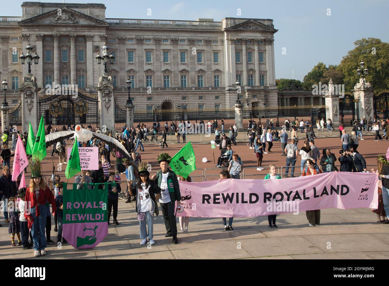 London, UK. 9th October, 2021. Conservationist and broadcaster Chris Packham (c) joins many children taking part in a Rewild Royal Land procession to Buckingham Palace organised by Wild Card, a new campaign calling on the UK’s biggest landowners to rewild, and 38 Degrees. Campaigners are calling on the Royal Family, the largest landowning family in the UK, to rewild their estates in order to assist with tackling the climate crisis and a 14-year-old boy presented a petition at the gates of Buckingham Palace signed by over 100,000 people. Credit: Mark Kerrison/Alamy Live News Stock Photo