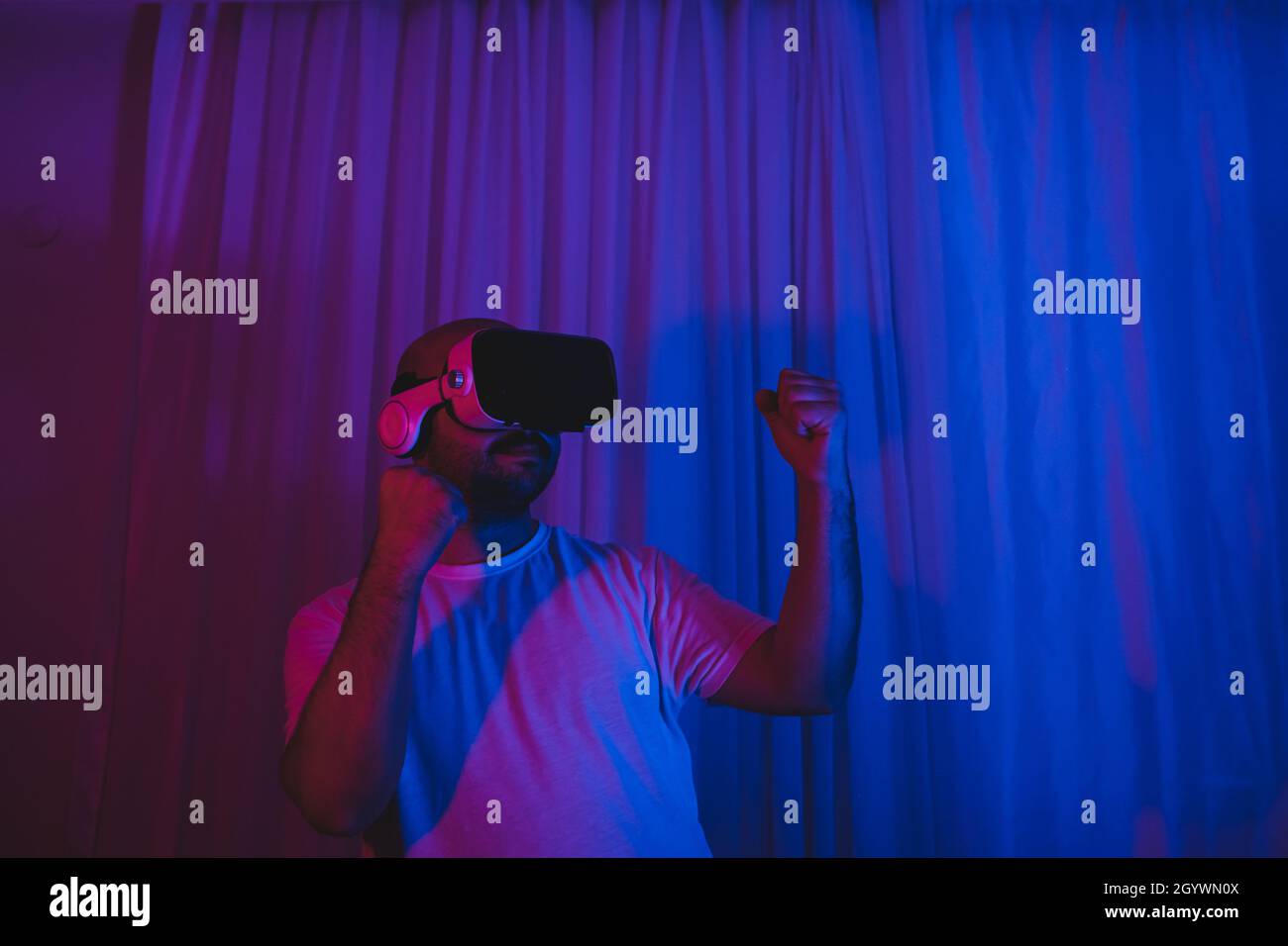 The man who entered the world of the metaverse with VR glasses is