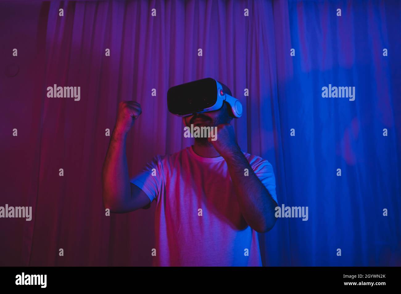 The man who entered the world of the metaverse with VR glasses is