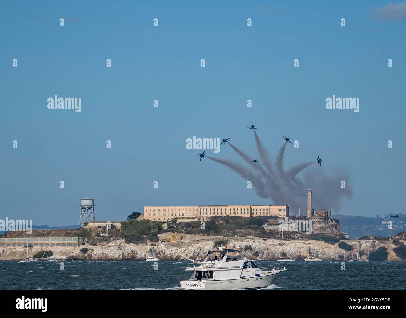 211008-N-SS350-4454 SAN FRANCISCO (Oct. 8, 2021) The Navy Flight Demonstration Squadron, the “Blue Angels,” fly over Alcatraz Island at an air show during San Francisco Fleet Week (SFFW) 2021. SFFW is an opportunity for the American public to meet their Navy, Marine Corps and Coast Guard teams and experience America's sea services. During fleet week, service members participate in various community service events, showcase capabilities and equipment to the community, and enjoy the hospitality of the city and its surrounding areas. (U.S. Navy photo by Mass Communication Specialist 3rd Class Jas Stock Photo