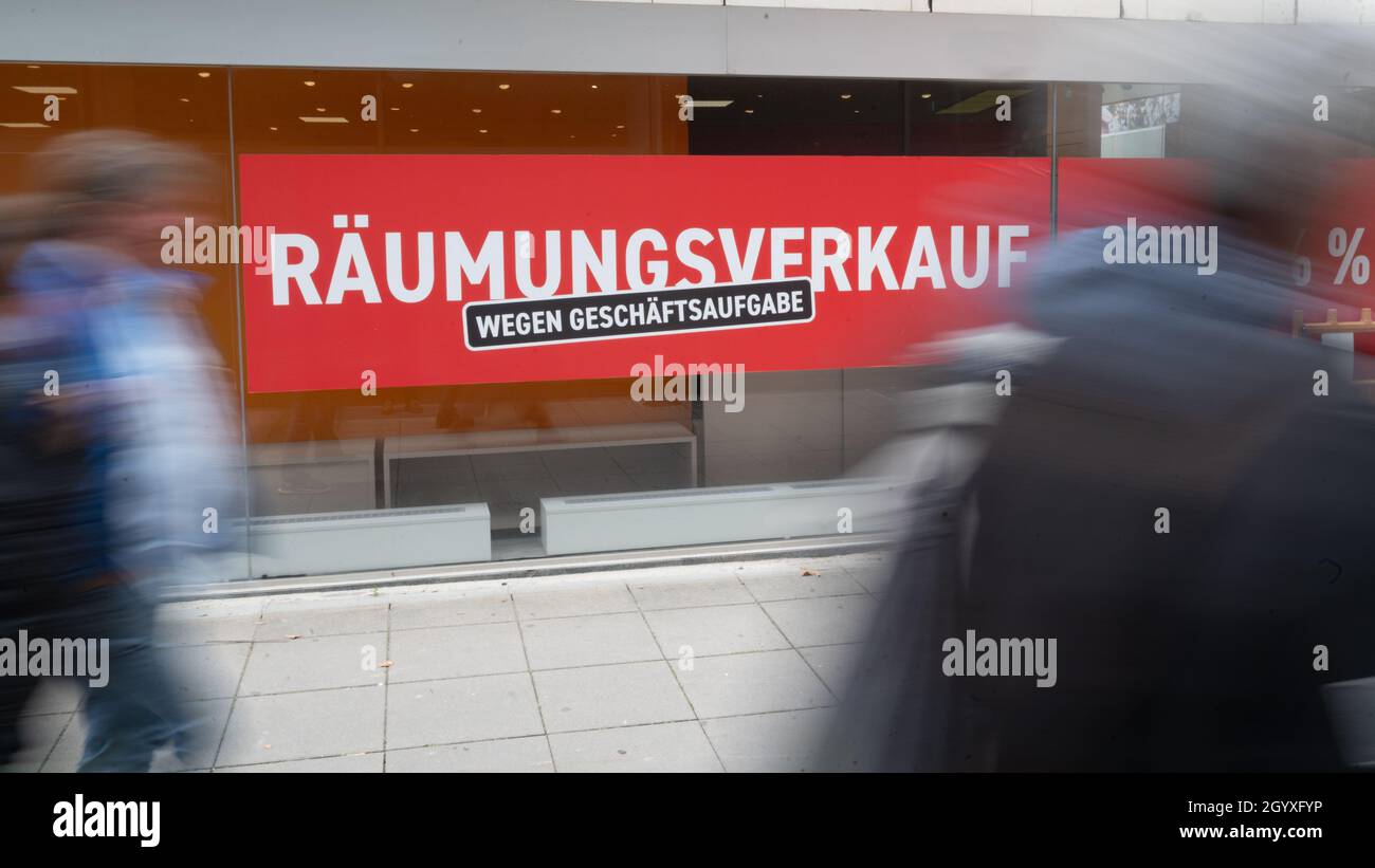 Stuttgart, Germany. 08th Oct, 2021. A sign saying 'Clearance sale due to closure of business' hangs on a clothing store in downtown Stuttgart that is closing. (to dpa: 'Wake-up call Corona - inner cities must permanently change') Credit: Bernd Weißbrod/dpa/Alamy Live News Stock Photo