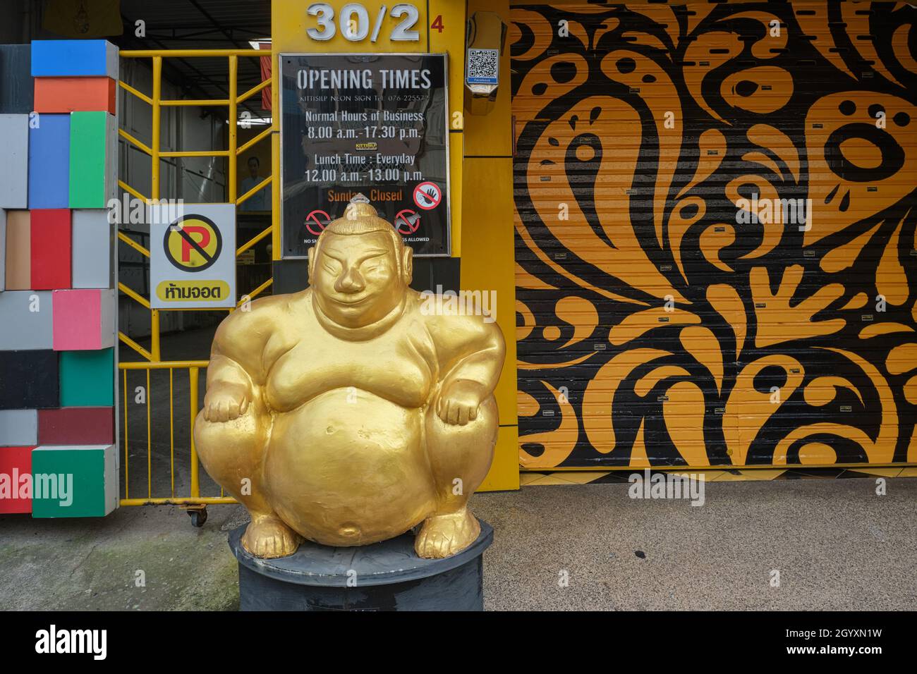 Figure of a Sumo wrestler outside a restaurant in Phuket Town (Phuket City), Phuket, Thailand Stock Photo