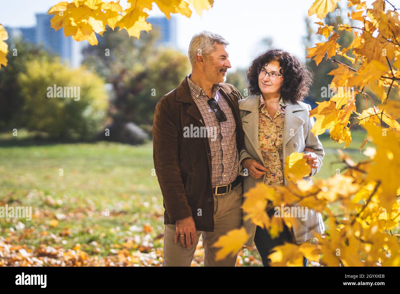 Old indian couple embracing hi-res stock photography and images - Alamy