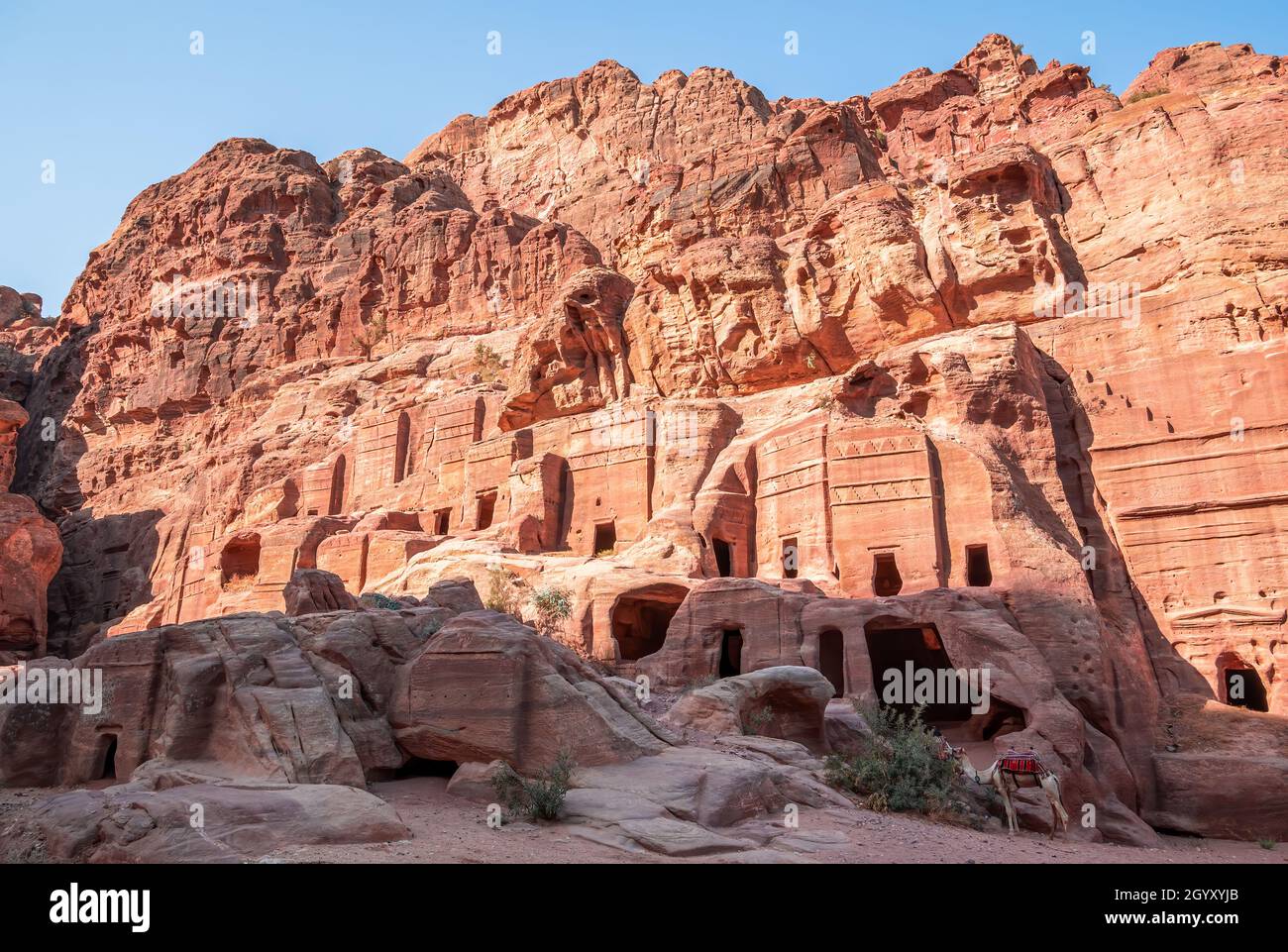 Tomb of 'Unayshu a well preserved tomb carved in red rock in the ancient city of Petra, Jordan Stock Photo