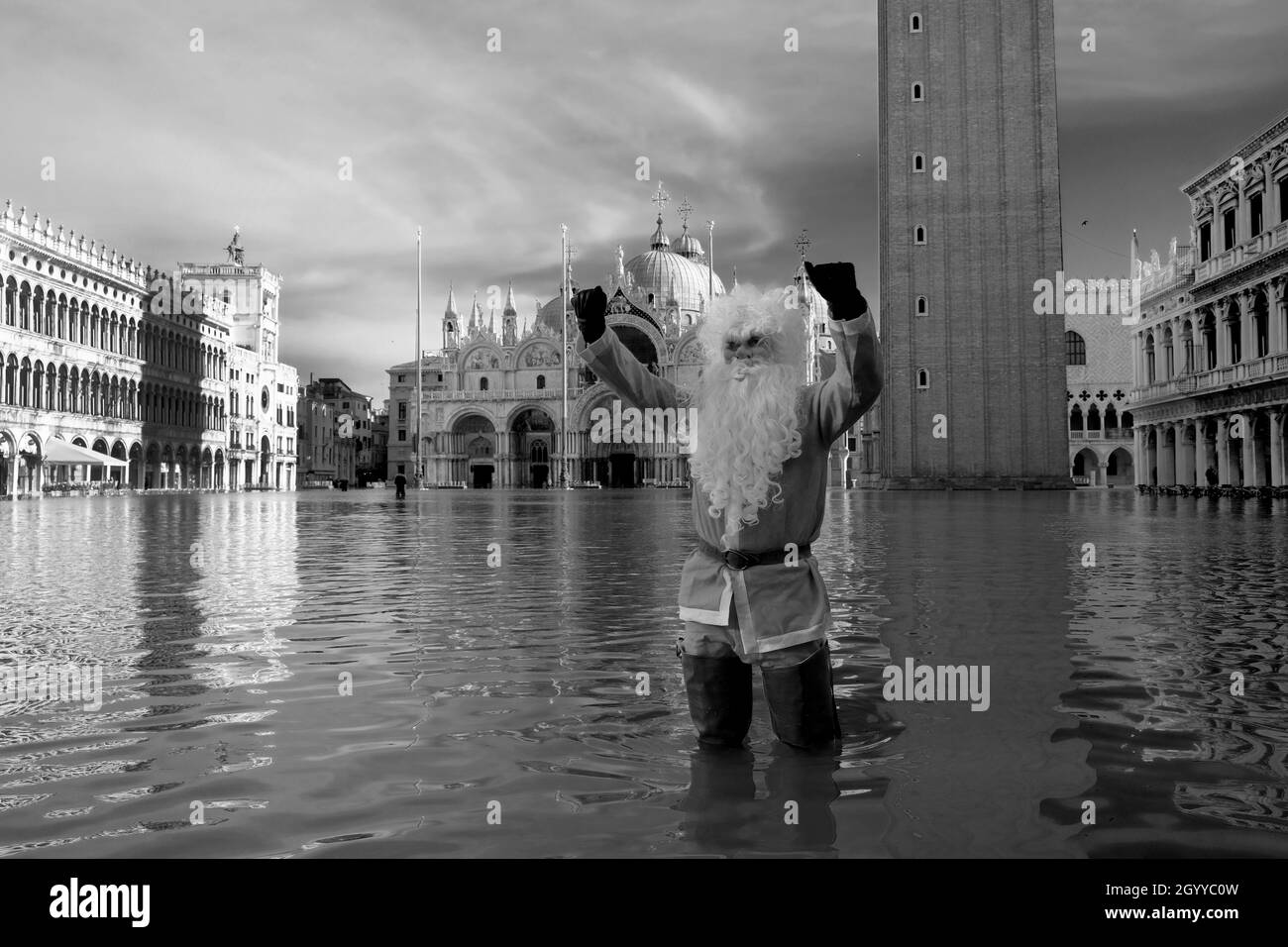 Italy weather venice high water in venice Black and White Stock Photos ...