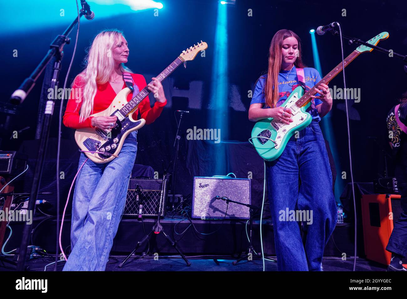 October 9, 2021: Rhian Teasdale and Hester Chambers of hotly tipped Isle Of  Wight band Wet Leg live at Liverpool Guild of Students UK. (Credit Image: ©  Andy Von Pip/ZUMA Press Wire