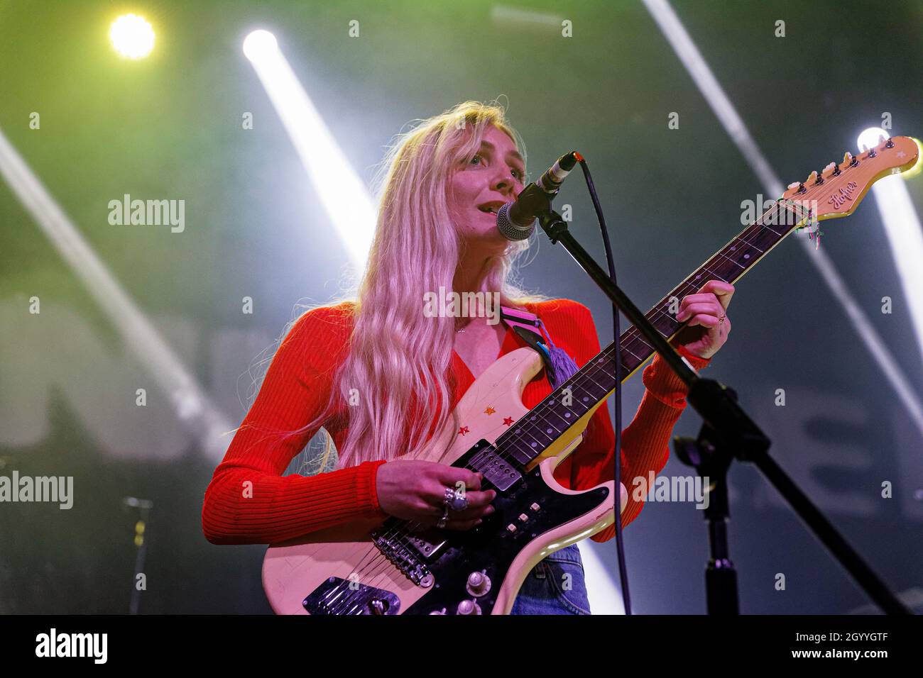 October 9, 2021: Hester Chambers of hotly tipped Isle Of Wight band Wet Leg  live at Liverpool Guild of Students UK (Credit Image: © Andy Von Pip/ZUMA  Press Wire Stock Photo - Alamy