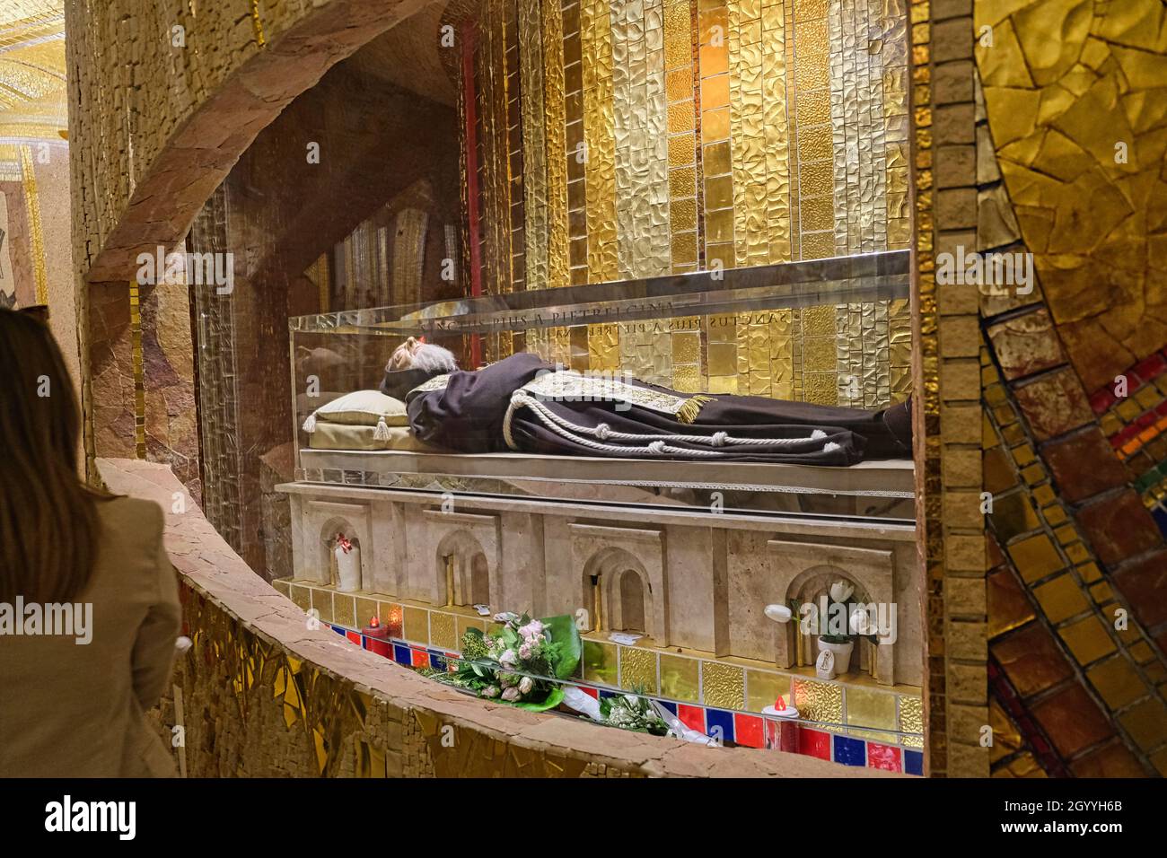 71013 SAN GIOVANNI ROTONDO, ITALY - Sep 01, 2021: The body of Padre Pio on  display in a glass reliquary in the Saint Pio shrine in Foggia, Italy Stock  Photo - Alamy