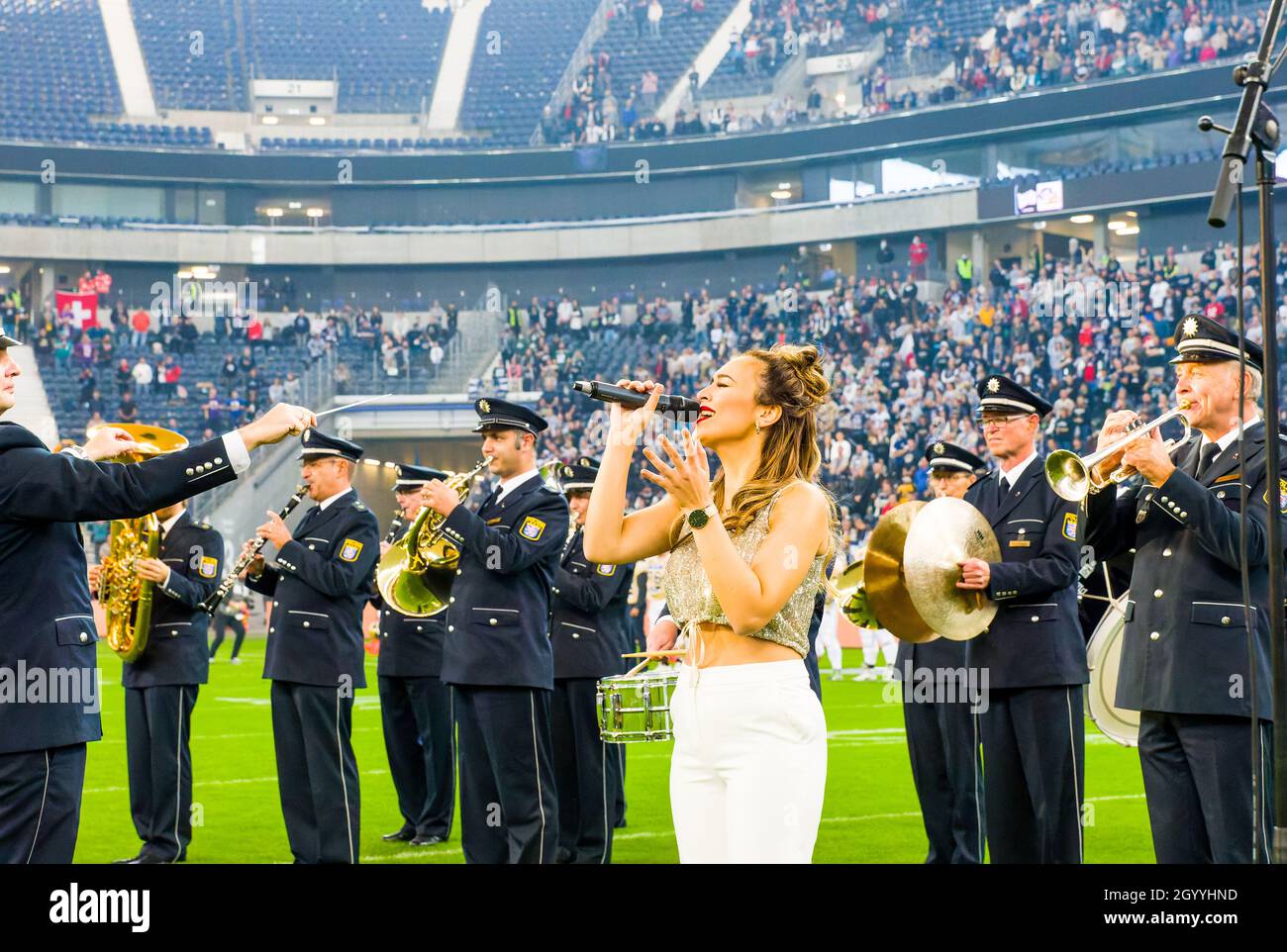 Viviana Grisafi singt die Nationalhymne mit dem Landespolizeiorchester Hessen Stock Photo