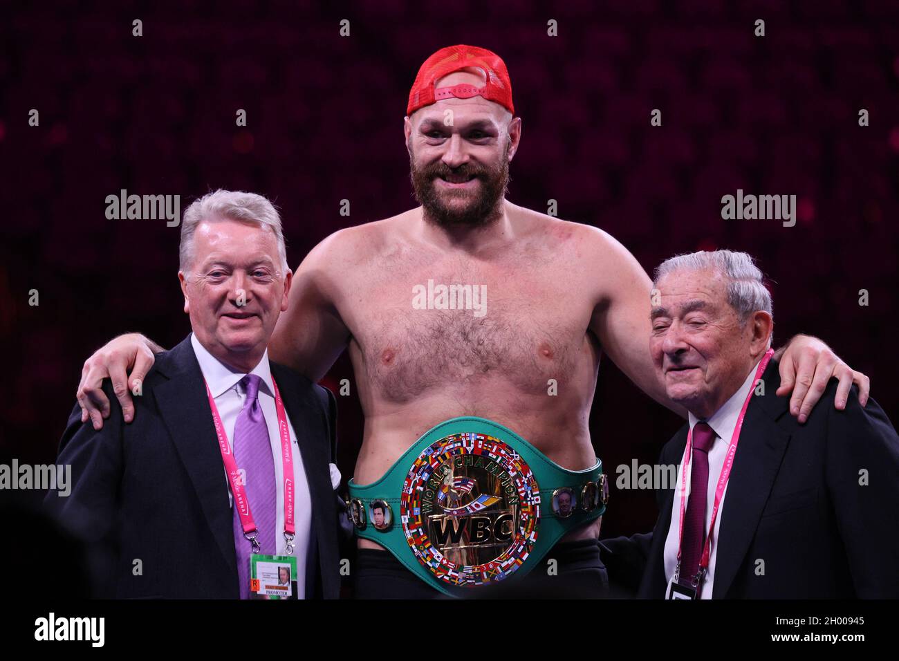 Las Vegas, United States. 10th Oct, 2021. Tyson Fury (center) poses for