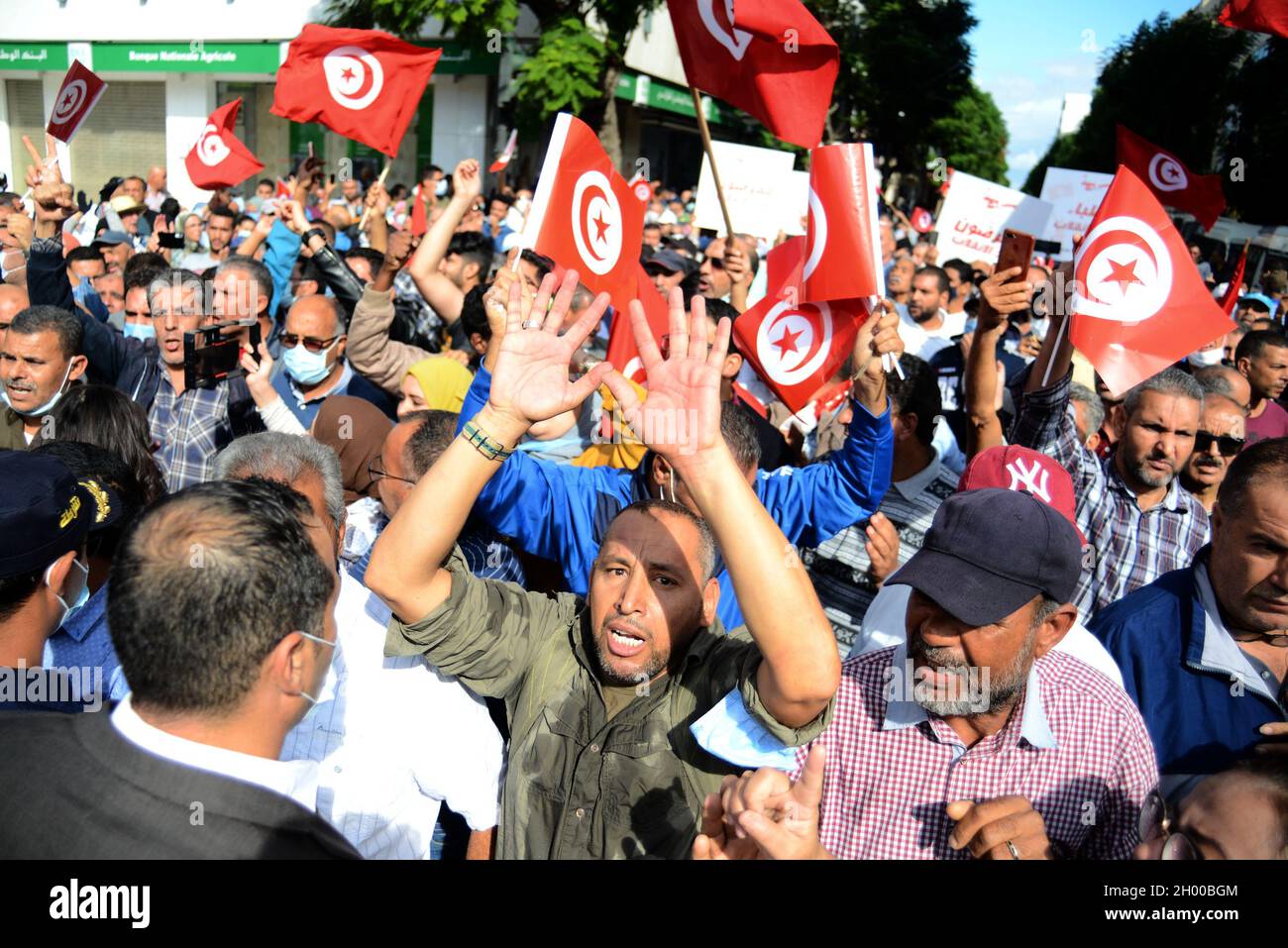 Tunis, Tunisia. 10th Oct, 2021. Several hundred people, including many pro-Islamists, from the Ennahdha party and their allies demonstrated on Sunday in Tunis at Avenue Habib Bourguiba against the decisions taken by President Kais Saied who took full powers on July 25, and that they consider a coup d'etat chanting slogans for a return to the ''legitimacy'' of power according to them. photo: Yassine Mahjoub. (Credit Image: © Chokri Mahjoub/ZUMA Press Wire) Credit: ZUMA Press, Inc./Alamy Live News Stock Photo