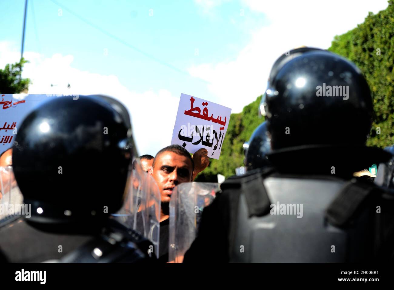 Tunis, Tunisia. 10th Oct, 2021. Several hundred people, including many pro-Islamists, from the Ennahdha party and their allies demonstrated on Sunday in Tunis at Avenue Habib Bourguiba against the decisions taken by President Kais Saied who took full powers on July 25, and that they consider a coup d'etat chanting slogans for a return to the ''legitimacy'' of power according to them. photo: Yassine Mahjoub. (Credit Image: © Chokri Mahjoub/ZUMA Press Wire) Credit: ZUMA Press, Inc./Alamy Live News Stock Photo