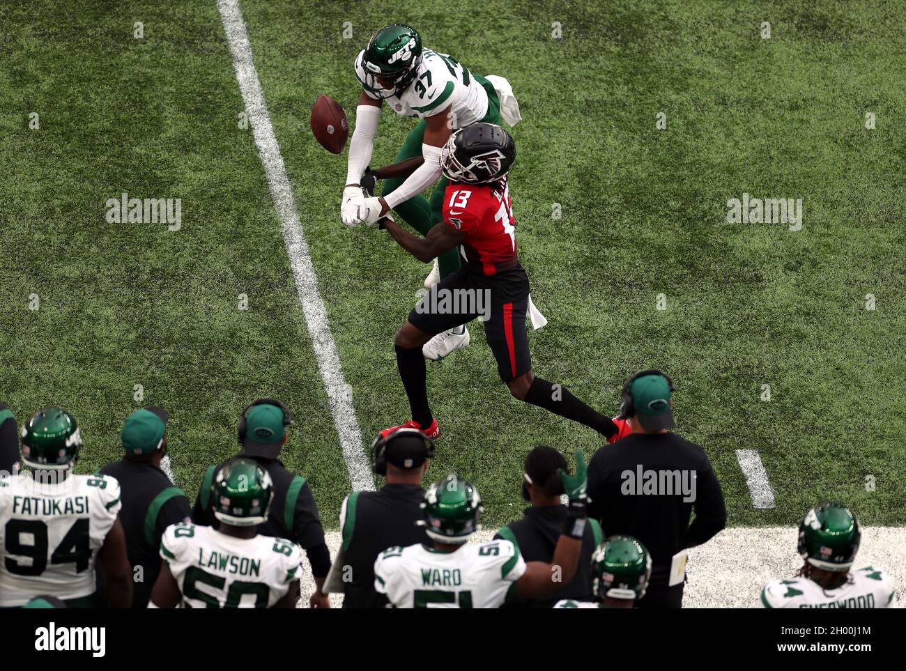 Atlanta Falcons tight end Kyle Pitts (8) outruns New York Jets cornerback  Bryce Hall (37) during an NFL International Series game at Tottenham  Hotspur Stock Photo - Alamy