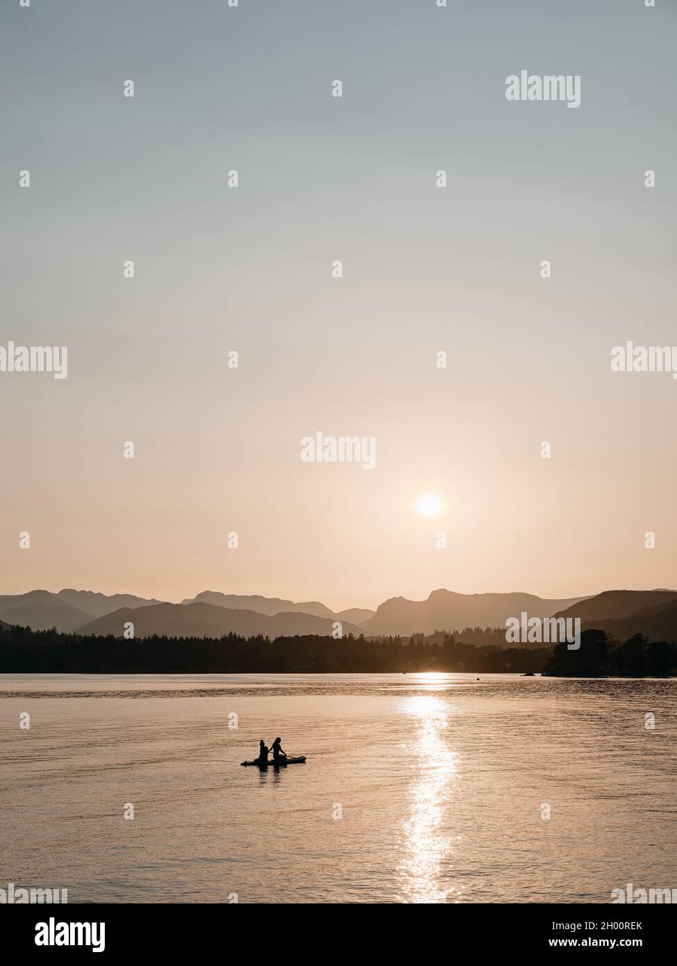 Paddelboarding / Paddleboarders enjoying the setting sun over the