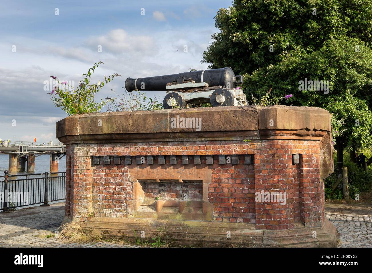 Birkenhead, Wirral, UK: One o'clock gun, overlooking the river Mersey Stock Photo
