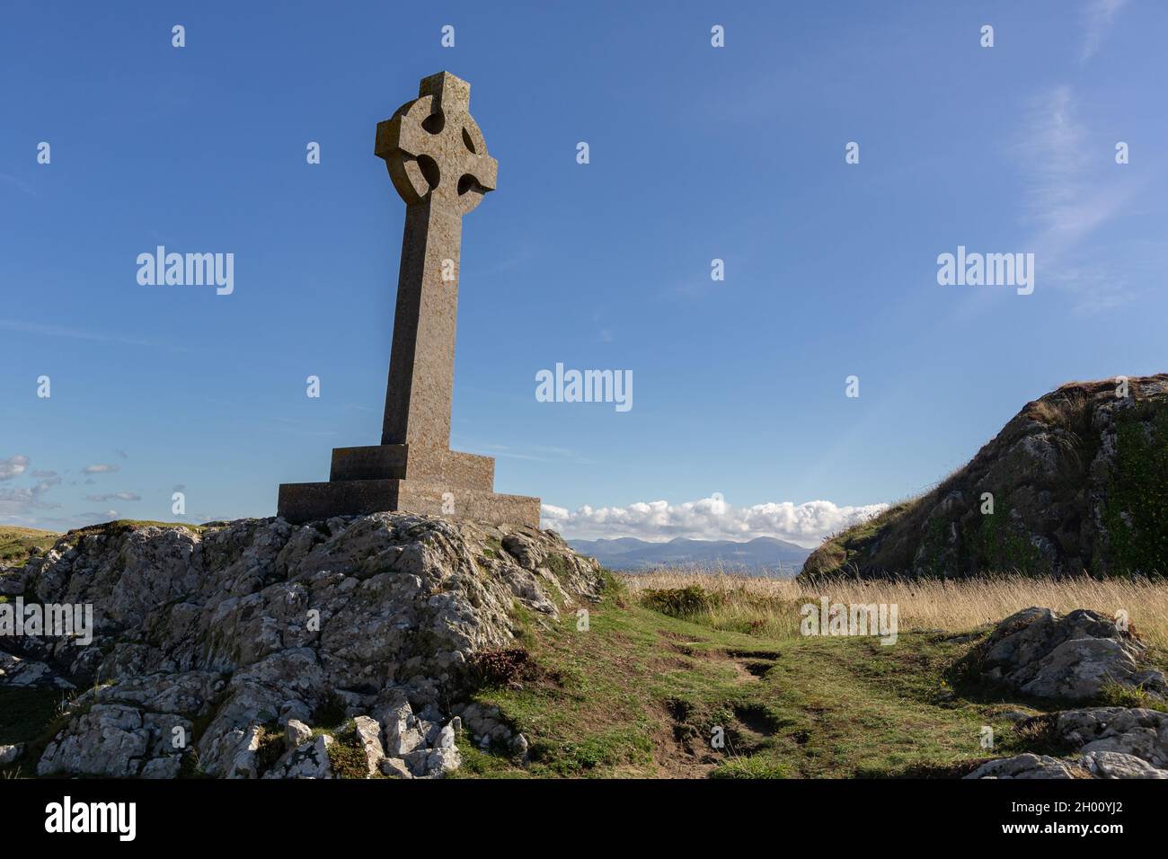 Llanddwyn island, Anglesey, Wales: Celtic cross erected by the island's owner, FG Wynn. Stock Photo