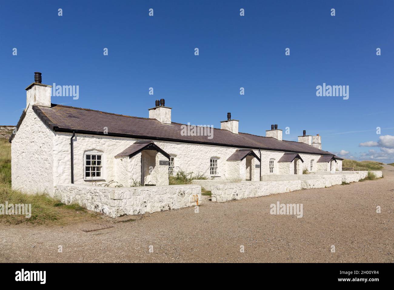 Llanddwyn, Wales: Pilots house, a row of four vernacular cottages built before 1830 for the lighthouse keepers, pilots and lifeboa Stock Photo
