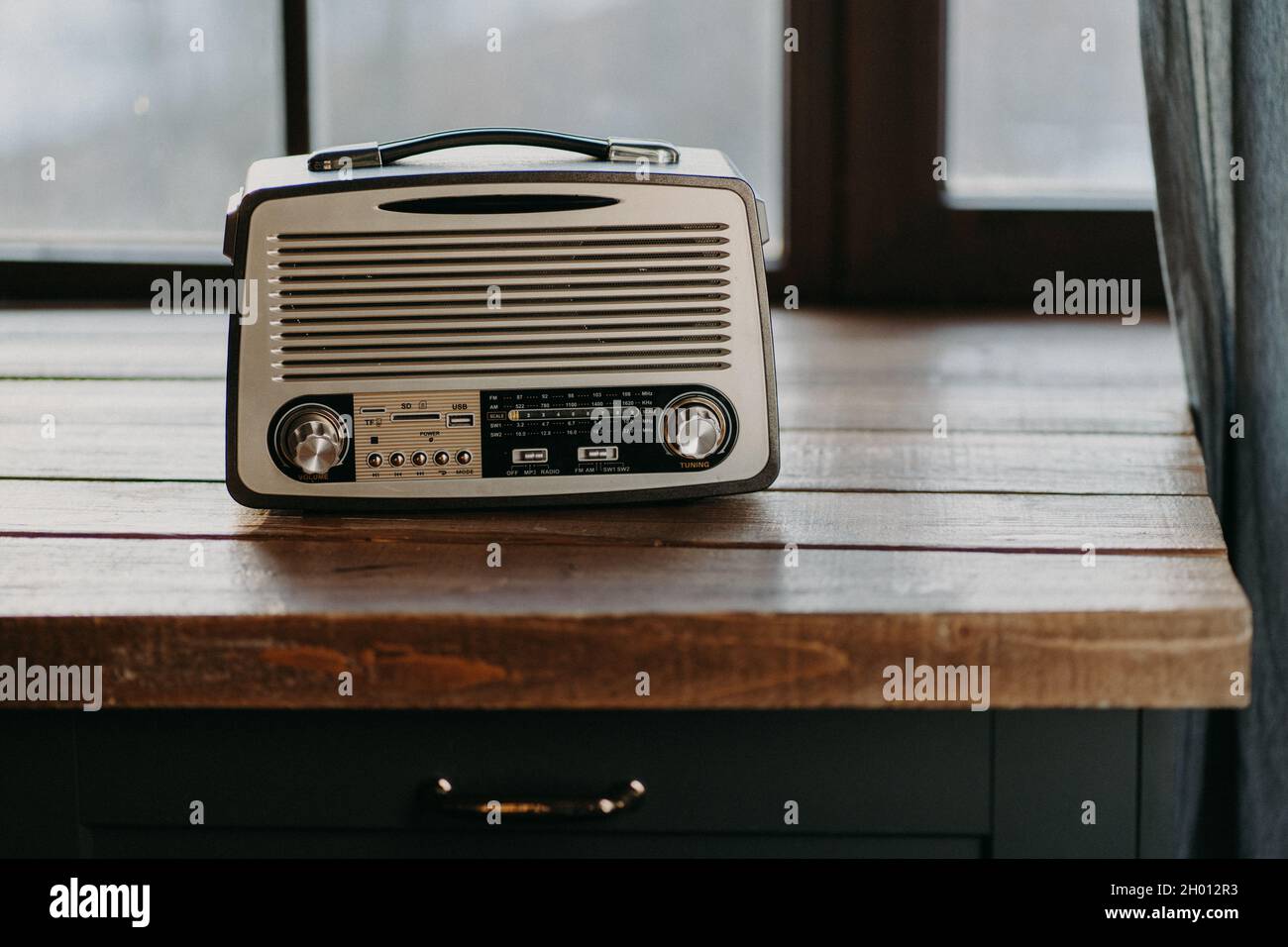 Antique table radio hi-res stock photography and images - Alamy