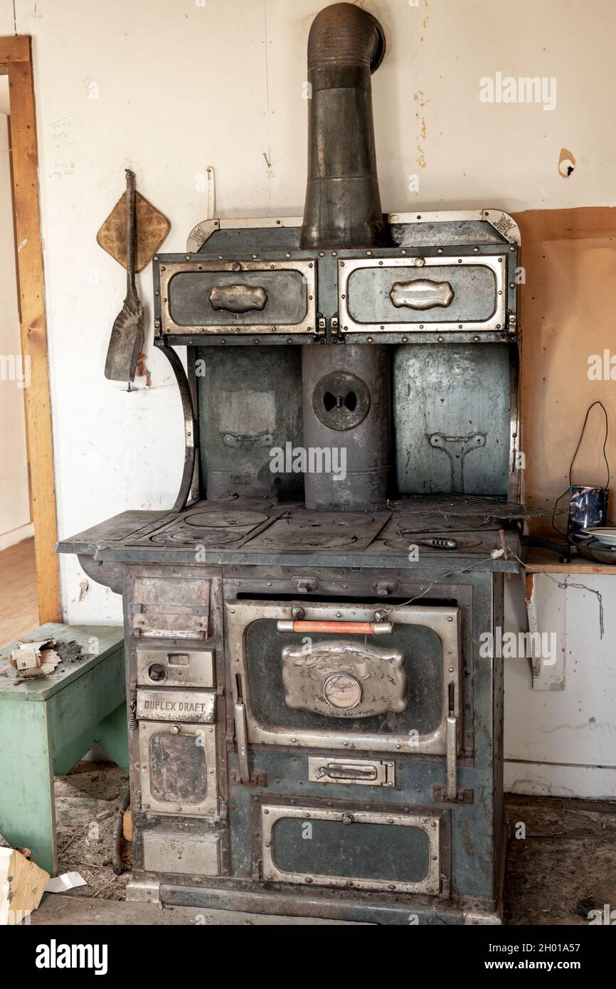 Iron wood stove hi-res stock photography and images - Alamy