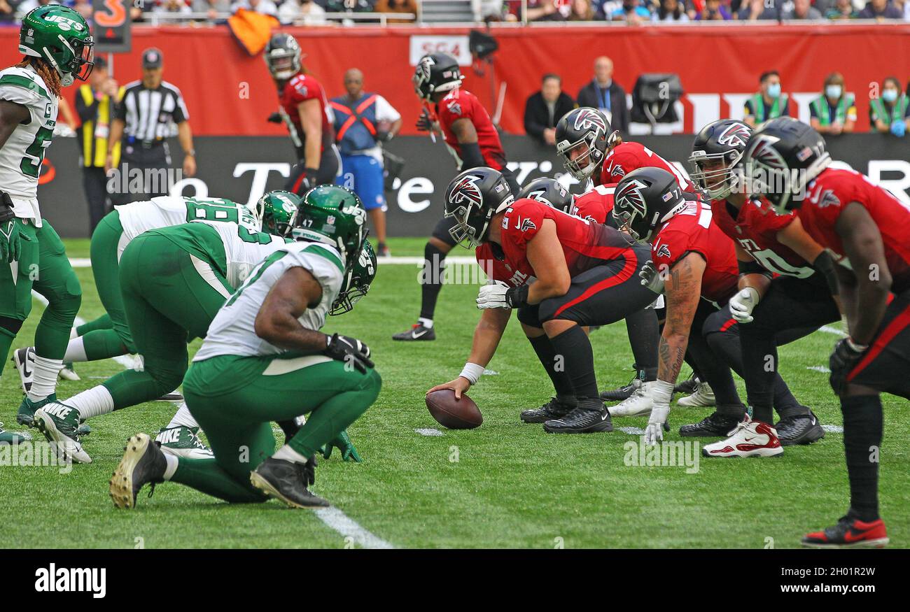 Atlanta Falcons center Matt Hennessy (61) works during the first half of an  NFL football game