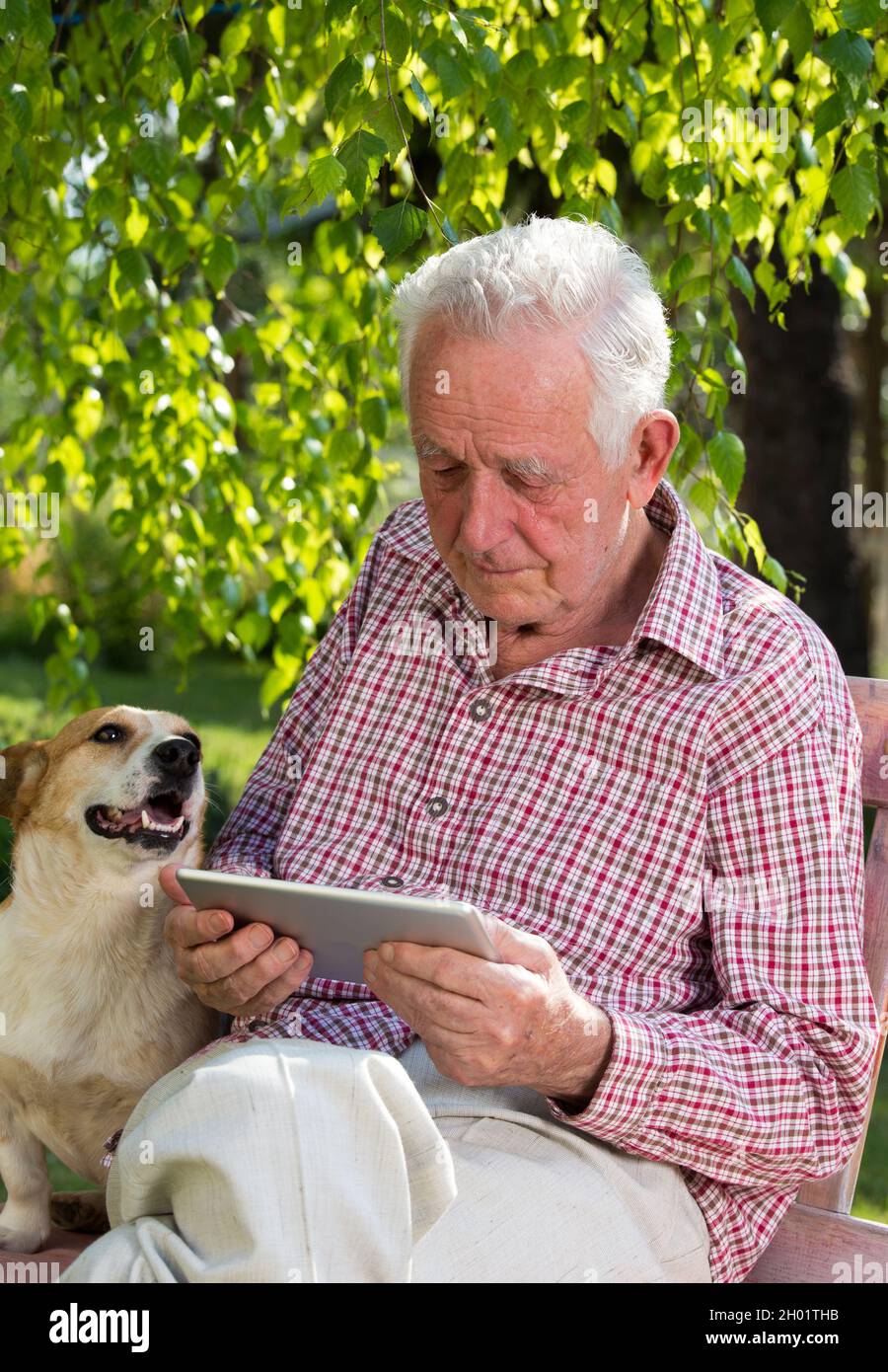Old man sitting on bench hi-res stock photography and images - Alamy