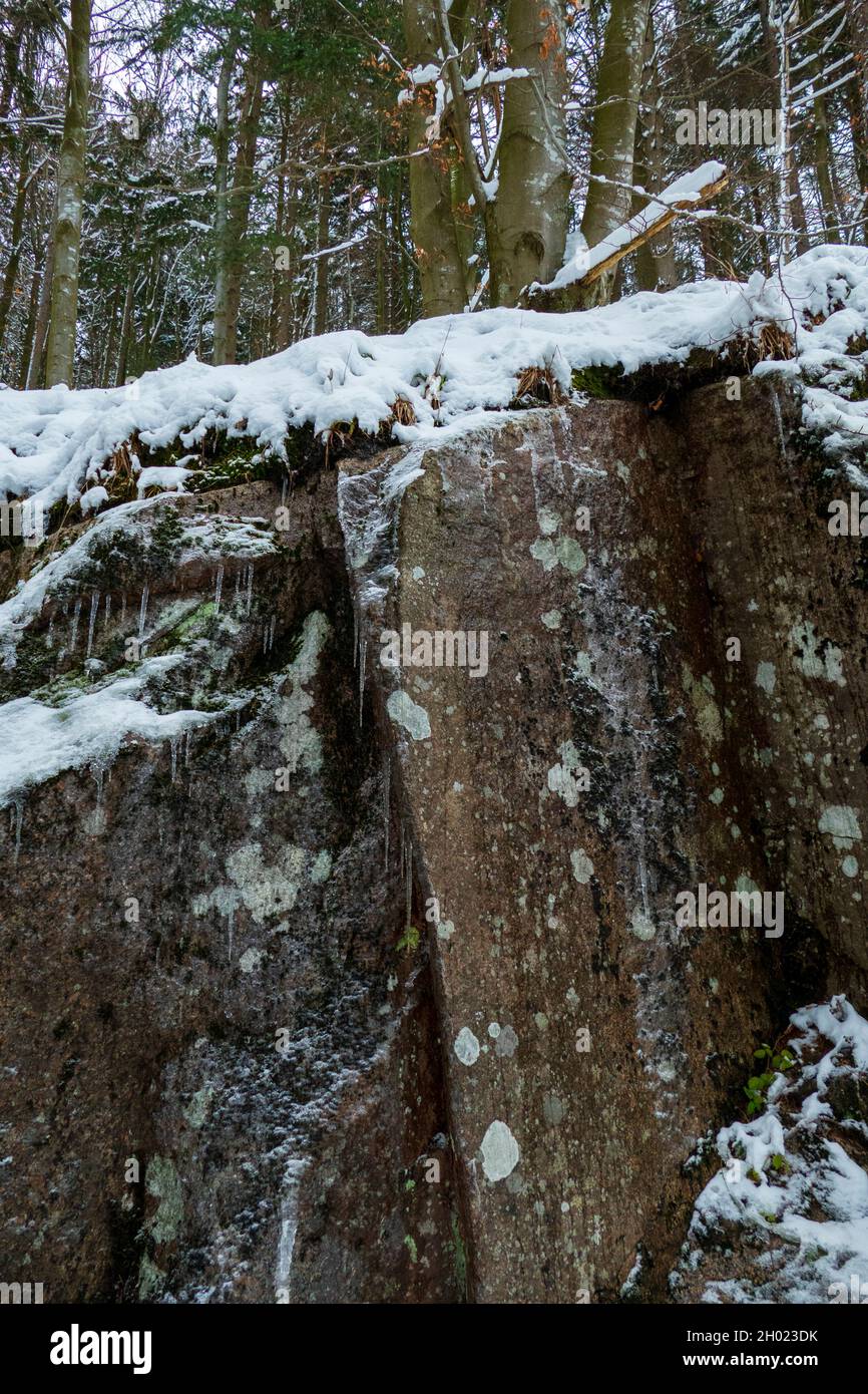 Eiszapfen hängen an einem Felsen im Schwarzwald bei Baden-Baden Stock Photo